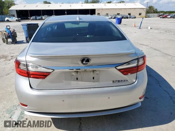 ✅ 2017 Lexus ES 300h • VIN: JTHBW1GG8H2157760 • Лот: 70527685. Опубликован ранее на Copart с пробегом 126 794 миль. Бесплатный доступ к архиву аукционных продаж из США и подробный отчёт об истории автомобиля на DreamBid. Изображение 6.
