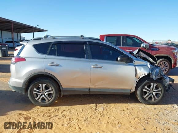 ✅ 2017 Toyota RAV4 LE • VIN: 2T3BFREV2HW672794 • Lot: 41814820. Wystawiony na IAAI z przebiegiem 115 721 mil. Bezpłatny archiwum sprzedaży aukcyjnych z USA i szczegółowy raport historii pojazdu na DreamBid. Zdjęcie 12.