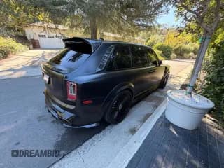 ✅ 2019 Rolls-Royce Cullinan • VIN: SLA689X51KU113631 • Lot: 87309115. Wystawiony na Copart z przebiegiem 35 395 mil. Bezpłatny archiwum sprzedaży aukcyjnych z USA i szczegółowy raport historii pojazdu na DreamBid. Zdjęcie 4.