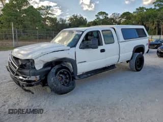✅ 2006 Chevrolet Silverado 2500HD Work Truck • VIN: 1GCHK29U06E267732 • Lot: 94176845. Wystawiony na Copart z przebiegiem 263 404 mil. Bezpłatny archiwum sprzedaży aukcyjnych z USA i szczegółowy raport historii pojazdu na DreamBid. Zdjęcie 1.