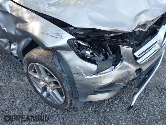 ✅ 2019 Mercedes-Benz GLC 300 • VIN: WDC0G4KB5KV147271 • Lot: 43420500. Listed on IAAI with 61,253 mi. Free auction sales archive from the USA and detailed vehicle history report at DreamBid. Image 6.