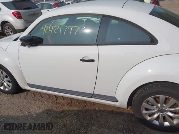 ✅ 2014 Volkswagen Beetle Entry • VIN: 3VWF17AT8EM642069 • Lot: 42421797. Listed on IAAI with 104,938 mi. Free auction sales archive from the USA and detailed vehicle history report at DreamBid. Image 14.