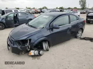 2015 Chevrolet Sonic LT z VIN 1G1JC5SH2F4118931, wystawiony jako Copart lot #56130215 z przebiegiem Nie podano mil oraz Szkoda całkowita • Salvage title. Historia ofert i sprzedaży dostępna na DreamBid. Obrazek 1.