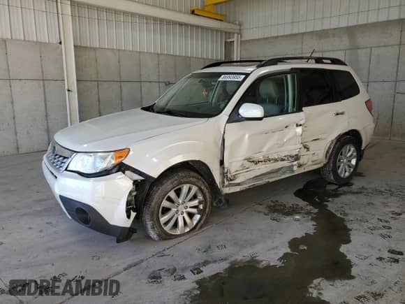 2013 Subaru Forester X Premium z VIN JF2SHADC7DH433383, wystawiony jako Copart lot #86993955 z przebiegiem 139 236 mil mil oraz Szkoda całkowita • Salvage title. Historia ofert i sprzedaży dostępna na DreamBid. Obrazek 1.
