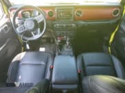 ✅ 2023 Jeep Wrangler Rubicon • VIN: 1C4HJXFG0PW581956 • Lot: 67045905. Wystawiony na Copart z przebiegiem 27 727 mil. Bezpłatny archiwum sprzedaży aukcyjnych z USA i szczegółowy raport historii pojazdu na DreamBid. Zdjęcie 8.