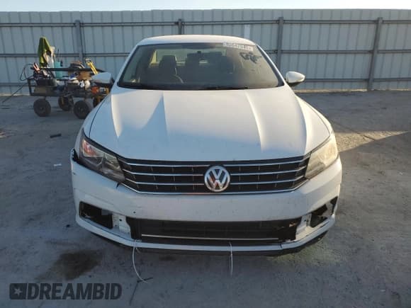 ✅ 2017 Volkswagen Passat S • VIN: 1VWAT7A39HC053235 • Лот: 92647045. Опубликован ранее на Copart с пробегом 155 027 миль. Бесплатный доступ к архиву аукционных продаж из США и подробный отчёт об истории автомобиля на DreamBid. Изображение 5.
