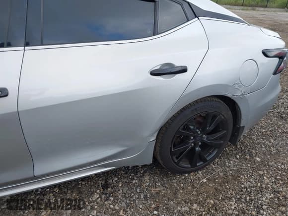 ✅ 2017 Nissan Maxima Platinum • VIN: 1N4AA6AP3HC415815 • Lot: 42670911. Listed on IAAI with 77,663 mi. Free auction sales archive from the USA and detailed vehicle history report at DreamBid. Image 18.