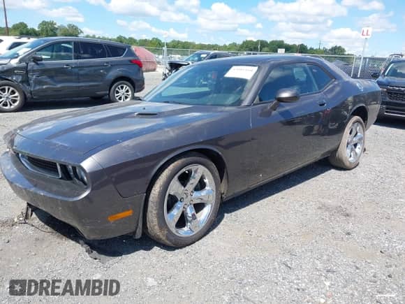 2014 Dodge Challenger SXT z VIN 2C3CDYAG3EH143382, wystawiony jako IAAI lot #43081160 z przebiegiem 35 011 mil mil oraz . Historia ofert i sprzedaży dostępna na DreamBid. Obrazek 2.