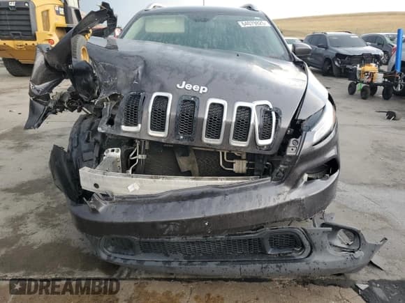 ✅ 2017 Jeep Cherokee Latitude • VIN: 1C4PJMCBXHW663858 • Лот: 64079825. Опубликован ранее на Copart с пробегом 117 606 миль. Бесплатный доступ к архиву аукционных продаж из США и подробный отчёт об истории автомобиля на DreamBid. Изображение 5.