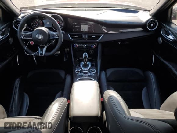 ✅ 2021 Alfa Romeo Giulia Quadrifoglio • VIN: ZARFAMEV3M7643268 • Lot: 71452985. Wystawiony na Copart z przebiegiem 48 593 mil. Bezpłatny archiwum sprzedaży aukcyjnych z USA i szczegółowy raport historii pojazdu na DreamBid. Zdjęcie 8.