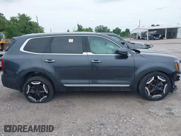 ✅ 2023 Kia Telluride S • VIN: 5XYP6DGC7PG405488 • Lot: 42135176. Listed on IAAI with 16,799 mi. Free auction sales archive from the USA and detailed vehicle history report at DreamBid. Image 13.