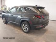 ✅ 2022 Hyundai Tucson SE • VIN: 5NMJACAE2NH079336 • Lot: 42364430. Wystawiony na IAAI z przebiegiem 23 981 mil. Bezpłatny archiwum sprzedaży aukcyjnych z USA i szczegółowy raport historii pojazdu na DreamBid. Zdjęcie 3.