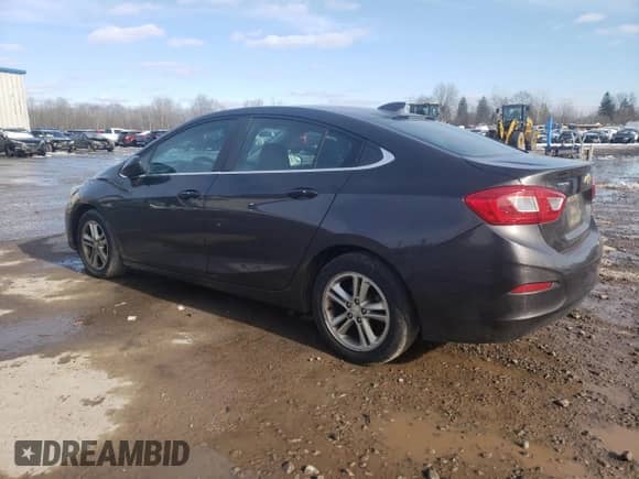 2017 Chevrolet Cruze LT z VIN 1G1BE5SM9H7144732, wystawiony jako Copart lot #68511212 z przebiegiem 92 582 mil mil oraz . Historia ofert i sprzedaży dostępna na DreamBid. Obrazek 2.