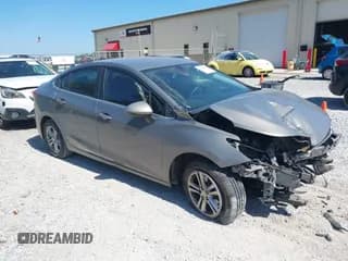 ✅ 2018 Chevrolet Cruze LT • VIN: 1G1BE5SM4J7168300 • Lot: 43374665. Wystawiony na IAAI z przebiegiem 148 848 mil. Bezpłatny archiwum sprzedaży aukcyjnych z USA i szczegółowy raport historii pojazdu na DreamBid. Zdjęcie 1.