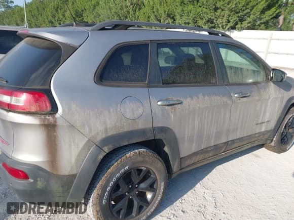 ✅ 2018 Jeep Cherokee Trailhawk • VIN: 1C4PJMBX7JD523068 • Lot: 42718469. Wystawiony na IAAI z przebiegiem 52 427 mil. Bezpłatny archiwum sprzedaży aukcyjnych z USA i szczegółowy raport historii pojazdu na DreamBid. Zdjęcie 17.