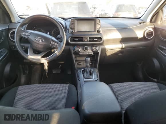 2018 Hyundai Kona SE z VIN KM8K12AA3JU122866, wystawiony jako Copart lot #69922292 z przebiegiem 99 114 mil mil oraz . Historia ofert i sprzedaży dostępna na DreamBid. Obrazek 8.