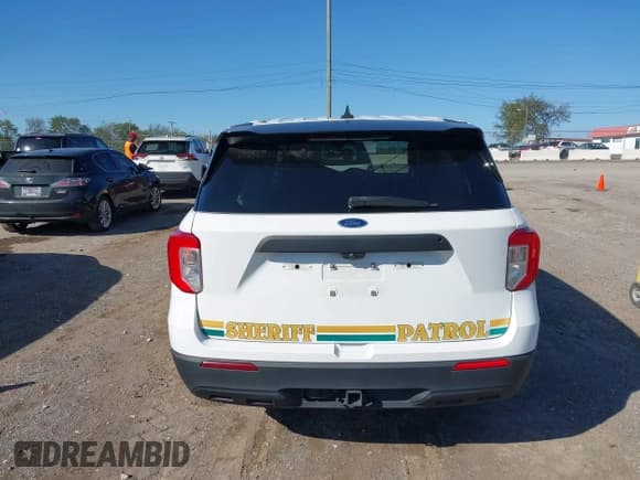 ✅ 2022 Ford Police Interceptor Utility • VIN: 1FM5K8AB2NGA02664 • Lot: 40499840. Wystawiony na IAAI z przebiegiem 7 067 mil. Bezpłatny archiwum sprzedaży aukcyjnych z USA i szczegółowy raport historii pojazdu na DreamBid. Zdjęcie 16.