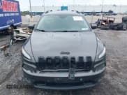 ✅ 2018 Jeep Cherokee Latitude • VIN: 1C4PJLCB6JD513998 • Lot: 42941760. Wystawiony na IAAI z przebiegiem 173 009 mil. Bezpłatny archiwum sprzedaży aukcyjnych z USA i szczegółowy raport historii pojazdu na DreamBid. Zdjęcie 12.