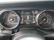 ✅ 2022 Jeep Wrangler Unlimited Sahara Altitude • VIN: 1C4HJXEG5NW125451 • Lot: 85537525. Wystawiony na Copart z przebiegiem 61 269 mil. Bezpłatny archiwum sprzedaży aukcyjnych z USA i szczegółowy raport historii pojazdu na DreamBid. Zdjęcie 9.