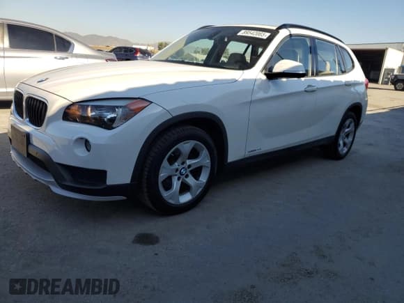 ✅ 2015 BMW X1 sDrive28i • VIN: WBAVM1C54FV498283 • Lot: 89542065. Listed on Copart with 46,504 mi. Free auction sales archive from the USA and detailed vehicle history report at DreamBid. Image 1.