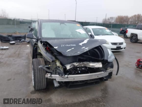 ✅ 2024 Tesla Model Y Long Range • VIN: 7SAYGDEE9RA265508 • Lot: 43685983. Wystawiony na IAAI z przebiegiem 33 217 mil. Bezpłatny archiwum sprzedaży aukcyjnych z USA i szczegółowy raport historii pojazdu na DreamBid. Zdjęcie 6.