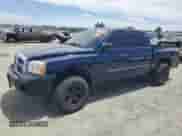 2005 Dodge Dakota SLT z VIN 1D7HE48N95S134566, wystawiony jako Copart lot #63820455 z przebiegiem Nie podano mil oraz Czysty tytuł • Clean title. Historia ofert i sprzedaży dostępna na DreamBid. Obrazek 1.