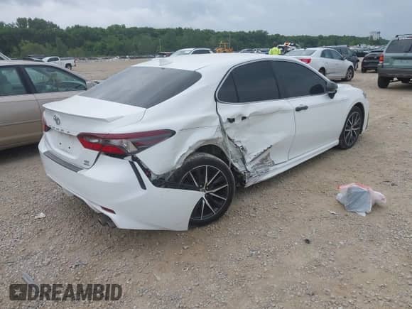 2022 Toyota Camry SE with VIN 4T1G11BK6NU051837, listed as a IAAI auction lot 42691924 with 105,238 mi miles and . Bid and sale history available at DreamBid. Image 4.