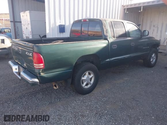 ✅ 2000 Dodge Dakota Sport • VIN: 1B7HG2AZ4YS724393 • Lot: 43645937. Wystawiony na IAAI z przebiegiem 144 705 mil. Bezpłatny archiwum sprzedaży aukcyjnych z USA i szczegółowy raport historii pojazdu na DreamBid. Zdjęcie 4.