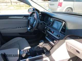 2019 Hyundai Sonata SEL z VIN 5NPE34AF1KH809701, wystawiony jako IAAI lot #43330696 z przebiegiem 76 660 mil mil oraz . Historia ofert i sprzedaży dostępna na DreamBid. Obrazek 5.