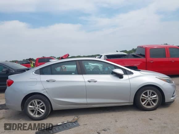 2017 Chevrolet Cruze LT z VIN 1G1BE5SM4H7111511, wystawiony jako IAAI lot #43165045 z przebiegiem 140 515 mil mil oraz . Historia ofert i sprzedaży dostępna na DreamBid. Obrazek 13.