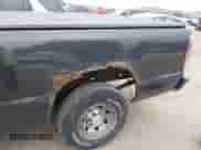 2004 Chevrolet Silverado 1500 Work Truck z VIN 1GCEC14X64Z314604, wystawiony jako IAAI lot #42855194 z przebiegiem 159 959 mil mil oraz . Historia ofert i sprzedaży dostępna na DreamBid. Obrazek 6.