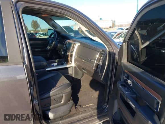 2017 Ram 1500 Laramie z VIN 1C6RR6NT5HS752125, wystawiony jako IAAI lot #41072237 z przebiegiem 75 147 mil mil oraz . Historia ofert i sprzedaży dostępna na DreamBid. Obrazek 5.