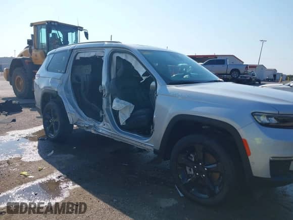 2025 Jeep Grand Cherokee Limited with VIN 1C4RJJBG5S8672323, listed as a IAAI auction lot 43060461 with 4,805 mi miles and . Bid and sale history available at DreamBid. Image 6.