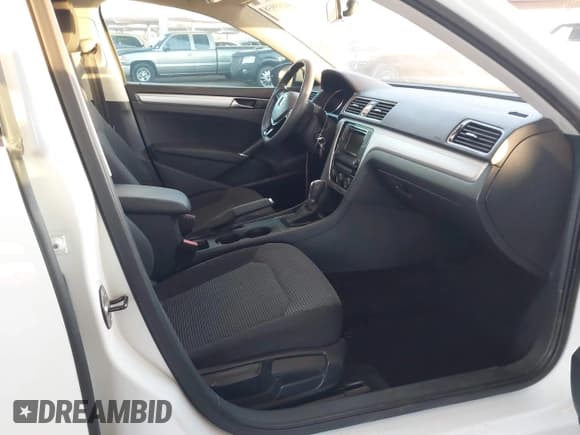 ✅ 2017 Volkswagen Passat S • VIN: 1VWAT7A33HC019579 • Lot: 42889382. Wystawiony na IAAI z przebiegiem 55 544 mil. Bezpłatny archiwum sprzedaży aukcyjnych z USA i szczegółowy raport historii pojazdu na DreamBid. Zdjęcie 5.