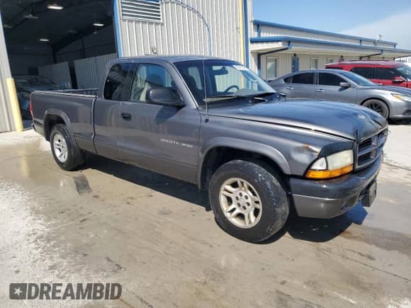 2002 Dodge Dakota Sport z VIN 1B7GL32XX2S588725, wystawiony jako Copart lot #65541345 z przebiegiem 205 568 mil mil oraz Szkoda całkowita • Salvage title. Historia ofert i sprzedaży dostępna na DreamBid. Obrazek 4.