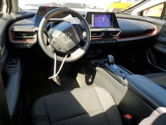 2024 Toyota Prius SE с VIN JTDACACU8R3014689, выставлен на аукционе Copart как лот 85173005 с пробегом 30 579 миль миль и Списание • Salvage title. История ставок и продаж доступна на DreamBid. Изображение 8.