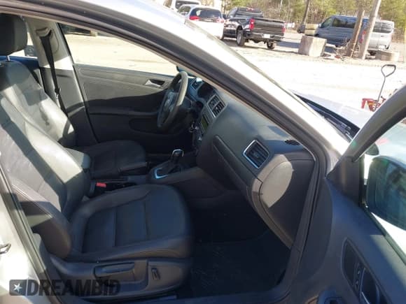 ✅ 2014 Volkswagen Jetta SE • VIN: 3VWD17AJ6EM240489 • Lot: 43792571. Listed on IAAI with 104,143 mi. Free auction sales archive from the USA and detailed vehicle history report at DreamBid. Image 5.