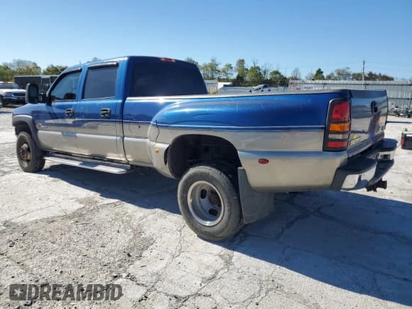 ✅ 2003 GMC Sierra 3500 SLT • VIN: 1GTJC33113F121042 • Lot: 73668454. Wystawiony na Copart z przebiegiem 246 510 mil. Bezpłatny archiwum sprzedaży aukcyjnych z USA i szczegółowy raport historii pojazdu na DreamBid. Zdjęcie 2.