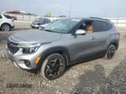 ✅ 2024 Kia Seltos EX • VIN: KNDERCAA4R7650328 • Lot: 81722875. Wystawiony na Copart z przebiegiem 8 488 mil. Bezpłatny archiwum sprzedaży aukcyjnych z USA i szczegółowy raport historii pojazdu na DreamBid. Zdjęcie 1.