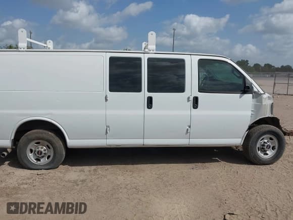✅ 2017 GMC Savana Cargo • VIN: 1GTW7BFF1H1105049 • Lot: 42570332. Listed on IAAI with 86,299 mi. Free auction sales archive from the USA and detailed vehicle history report at DreamBid. Image 13.