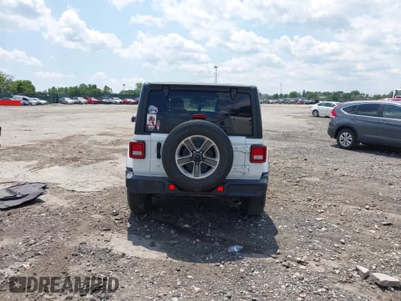 ✅ 2020 Jeep Wrangler Unlimited Sahara • VIN: 1C4HJXEN3LW259581 • Lot: 42556495. Wystawiony na IAAI z przebiegiem 99 582 mil. Bezpłatny archiwum sprzedaży aukcyjnych z USA i szczegółowy raport historii pojazdu na DreamBid. Zdjęcie 16.