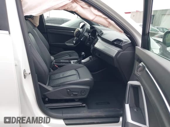 ✅ 2021 Audi Q3 Premium • VIN: WA1AUCF39M1068531 • Lot: 42289153. Wystawiony na IAAI z przebiegiem 96 275 mil. Bezpłatny archiwum sprzedaży aukcyjnych z USA i szczegółowy raport historii pojazdu na DreamBid. Zdjęcie 5.
