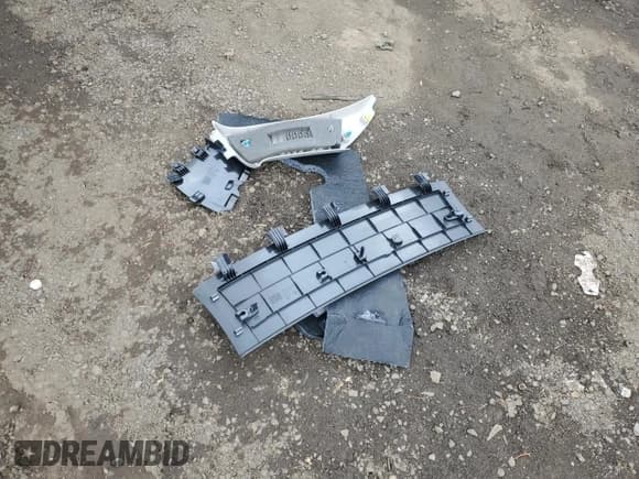 ✅ 2017 Volvo XC60 Dynamic • VIN: YV449MRR0H2031200 • Лот: 92637905. Опубликован ранее на Copart с пробегом 92 158 миль. Бесплатный доступ к архиву аукционных продаж из США и подробный отчёт об истории автомобиля на DreamBid. Изображение 13.