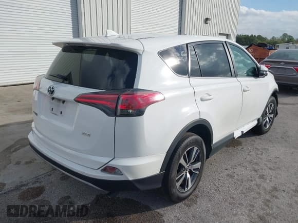 ✅ 2018 Toyota RAV4 XLE • VIN: 2T3WFREV2JW512910 • Lot: 42772049. Listed on IAAI with 138,019 mi. Free auction sales archive from the USA and detailed vehicle history report at DreamBid. Image 4.