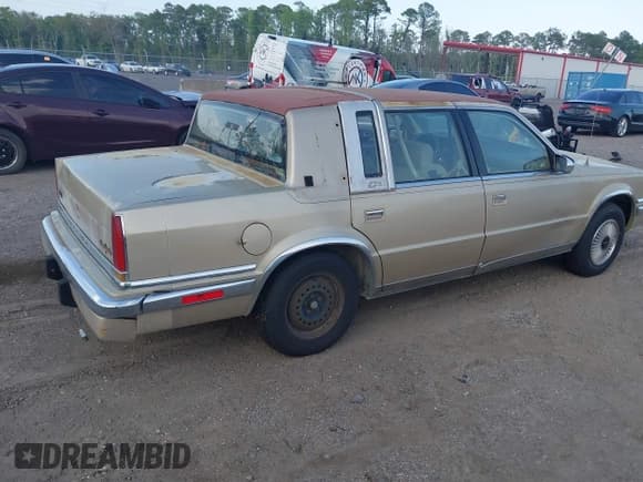 ✅ 1991 Chrysler New Yorker • VIN: 1C3XY66R1MD290736 • Lot: 41932377. Listed on IAAI with 176,868 mi. Free auction sales archive from the USA and detailed vehicle history report at DreamBid. Image 4.