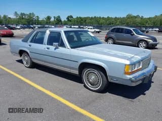 ✅ 1989 Ford Crown Victoria • VIN: 2FABP74F3KX201705 • Lot: 42318605. Wystawiony na IAAI z przebiegiem 93 429 mil. Bezpłatny archiwum sprzedaży aukcyjnych z USA i szczegółowy raport historii pojazdu na DreamBid. Zdjęcie 1.