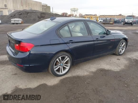 ✅ 2015 BMW 3 Series 328i xDrive • VIN: WBA3B5G58FNS16547 • Lot: 43758910. Wystawiony na IAAI z przebiegiem 122 258 mil. Bezpłatny archiwum sprzedaży aukcyjnych z USA i szczegółowy raport historii pojazdu na DreamBid. Zdjęcie 4.