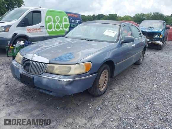 ✅ 2000 Lincoln Town Car Executive • VIN: 1LNHM81W1YY937912 • Лот: 42271238. Опубликован ранее на IAAI с пробегом Не указан. Бесплатный доступ к архиву аукционных продаж из США и подробный отчёт об истории автомобиля на DreamBid. Изображение 2.