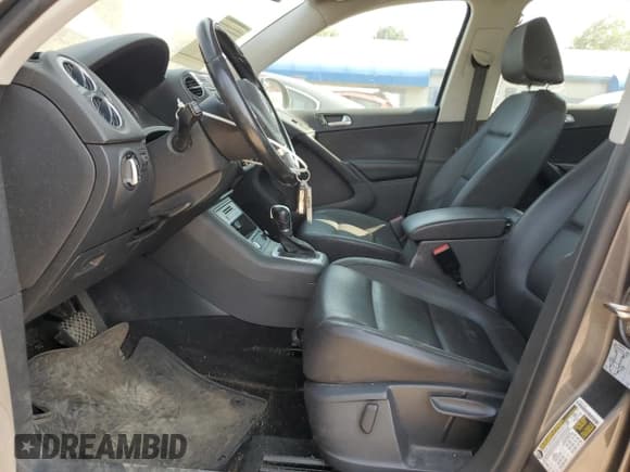 ✅ 2016 Volkswagen Tiguan S • VIN: WVGAV7AX0GW528084 • Lot: 67536985. Wystawiony na Copart z przebiegiem 104 608 mil. Bezpłatny archiwum sprzedaży aukcyjnych z USA i szczegółowy raport historii pojazdu na DreamBid. Zdjęcie 7.