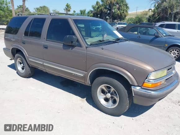 2000 Chevrolet Blazer LS с VIN 1GNCS13W0Y2244381, выставлен на аукционе IAAI как лот 41762904 с пробегом 196 962 миль миль и . История ставок и продаж доступна на DreamBid. Изображение 1.